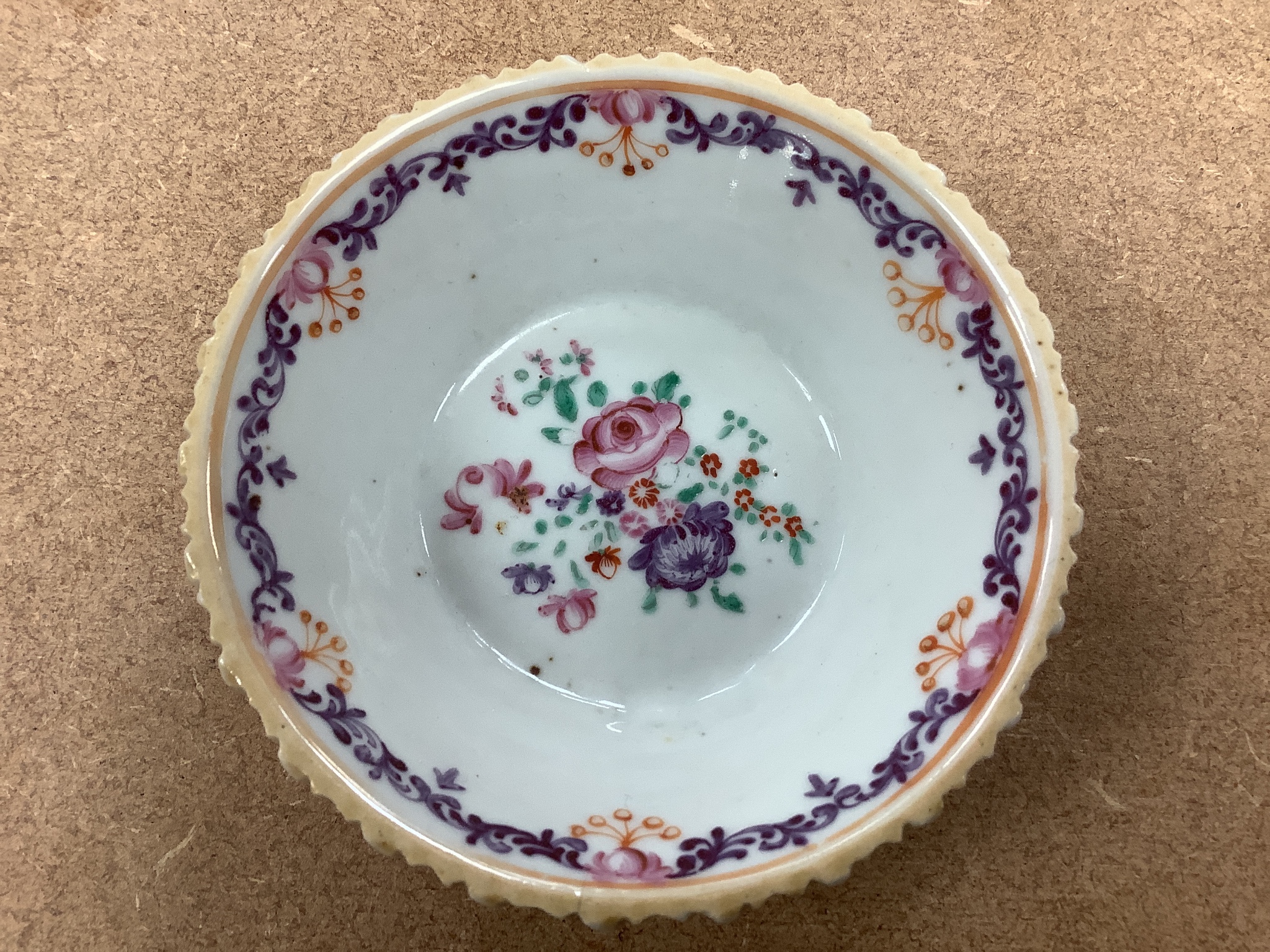 A Chinese Qianlong famille rose patty pan, and a 19th century Chinese ginger jar and cover (2)